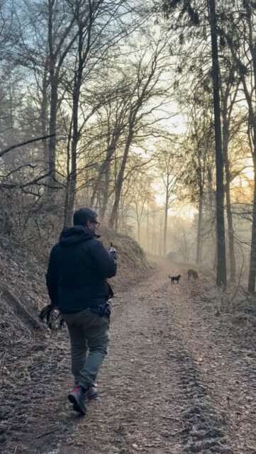 Entspannt spazieren gehen.
Den Hund auch mal laufen lassen.
Und darauf vertrauen können, dass er zurückkommt, wenn du ihn rufst. Genau daran arbeiten wir im Training: an Orientierung, Verlässlichkeit und echter Zusammenarbeit zwischen Mensch und Hund.

Wenn Rückruf kein Glücksspiel mehr sein soll, sondern ein in jeder Situation stabiles Signal, dann lass uns gemeinsam starten.

Alle Infos und Kontakt findest du auf 👉 pawcademy.eu

#pawcademy #rückruftraining #hundetraining #bindungsarbeit #alltagstauglich

📸 @juli.kuehnl