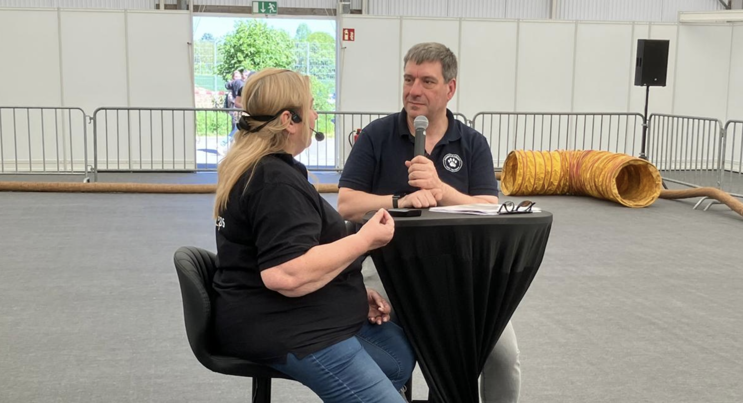 Iris Kaspar und Ralph Kühnl bei der Aufnahme der Pilotfolge an einem Stehtisch in der Maimarkt-Halle